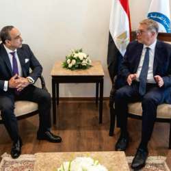 وزير البترول مع ممثل هالبيرتون