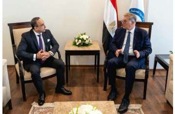 وزير البترول مع ممثل هالبيرتون