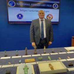 مصر تتسلم من FBI في أمريكا 48 قطعة أثرية مستردة