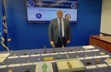 مصر تتسلم من FBI في أمريكا 48 قطعة أثرية مستردة