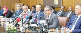 محمد بوسعيد وزير الاقتصاد والمالية المغربي خلال اللقاء الصحفي 