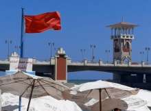 رفع الراية الحمراء على كل شواطئ الإسكندرية