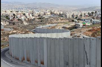 الجدار الفاصل