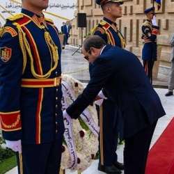 السيسي يضع إكليل من الزهور