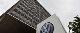 شعار شركة فولكسفاجن أمام المقر الرئيسي للشركة في ألمانيا