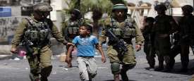 طفل فلسطيني أسيرًا في يد قوات الاحتلال