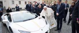 البابا الفاتيكان يحصل علي سيارة لامبورجيني