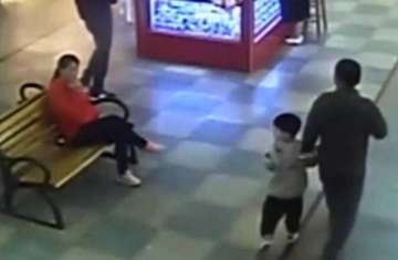 لحظة رصد الطفل مع أحد الخاطفين في أحد المراكز التجارية.