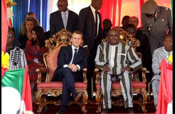 الرئيس الفرنسي إيمانويل ماكرون (الى اليسار) ورئيس بوركينا فاسو روك مارك كابوري في بوركينافاسو