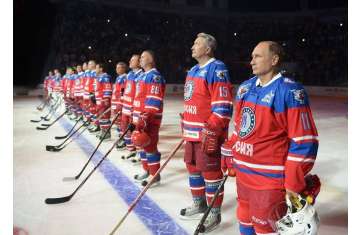 بوتين يلعب هوكى الجليد 