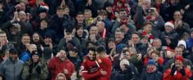 روبرتو فيرمينو لاعب ليفربول (الى اليمين) يحتفل مع زميل فريقه محمد صلاح