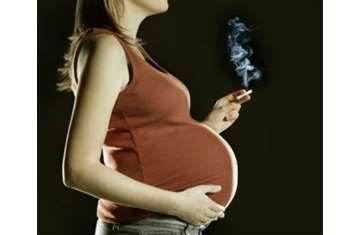  سيدة حامل تدخن 