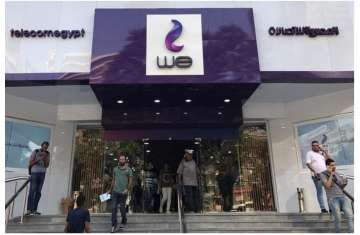 شعار الجديد لشركة المصرية للاتصالات على مقر لها في القاهرة 