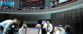 متعاملون أثناء التداول في البورصة 
