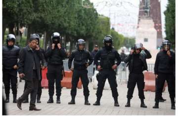 فراد من شرطة مكافحة الشغب في تونس 