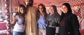 الشيخ محمد بن راشد وزوجته الأميرة هيا بنت الحسين مع أسرة الطيار الأردني معاذ الكساسبة