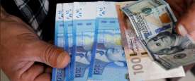 ورقة نقدية فئة 100 دولار أمريكي وأوراق نقدية بالدرهم المغربي في الدار البيضاء