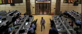 متعاملون أثناء التداول في البورصة المصرية بالقاهرة 