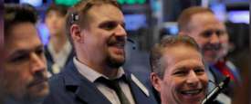 متعاملون أثناء التداول في بورصة نيويورك 