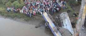 سقوط حافلة في نهر غربي الهند
