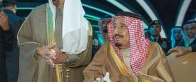 الملك سلمان خلال تدشينه لجناح منظومة الطاقة