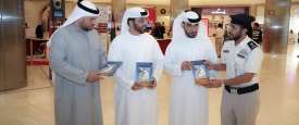 شرطة أبوظبي توزع كتبا عن 