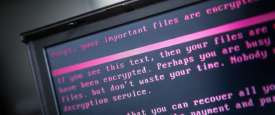 حاسب آلي يظهر رسالة تطلب الدفع لفتح بيانات الحاسب التي استولى عليها فيروس فدية ضرب اوكرانيا وانتشر منها لاحقا للعالم.