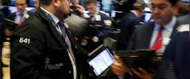 متعاملون أثناء التداول في بورصة نيويورك 