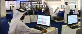 متعاملون أثناء التداول في بورصة دبي 