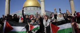 فلسطنيون يتظاهرون أمام القدس 