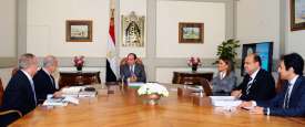 الرئيس المصري  يجتمع مع رئيس مجلس الوزراء ووزيرة الاستثمار ووزير التنمية المحلية ومحافظ مطروح