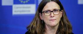المفوضة الاوروبية لشؤون التجارة سيسيليا مالمستروم في مؤتمر صحافي في مقر المفوضية في بروكسل