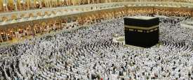  المسلمون يطوفون حول الكعبة