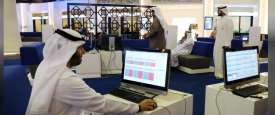 متعاملون أثناء التداول في بورصة دبي 