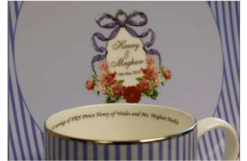 أحد منتجات شركة هالسيون دايز المتخصصة في إنتاج الهدايا الفاخرة بمناسبة حفل زفاف الأمير هاري وخطيبته الأمريكية ميجان ماركل في مصنع الشركة ببريطانيا 