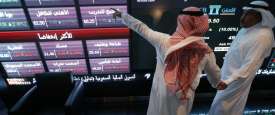 متعاملون أثناء التداول في البورصة 