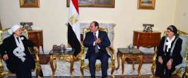  الرئيس المصري عبد الفتاح السيسي  يستقبل مواطنتين مصريتين قامتا بالتبرع لحساب تنمية سيناء 