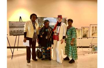 الدكتورة هناء وهبه مع بعض الفنانين المشاركين بمعرض مجلس قيادة المرأة العربية الأفريقية الأمريكية 