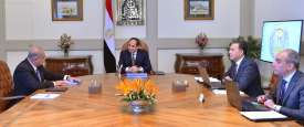السيسي مع رئيس الوزراء وزير النقل‎ خلال لقاء سابق 