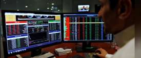 متعامل سعودي يراقب اسعار أسهم بالبورصة السعودية في الرياض 