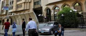 مارة أمام مقر البنك المركزي المصري في القاهرة 