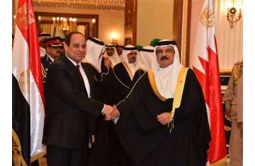  السيسى يصافح الملك حمد بن عيسى بن سلمان