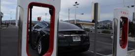 سيارة تسلا تعمل بالكهرباء 
