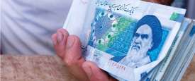إيران تمنع تداول العملات الأجنبية بعد تهاوي عملتها