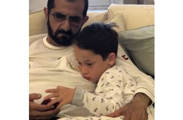 الشيخ محمد بن راشد آل مكتوم مع أحد أبنائه