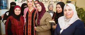 الملكة رانيا العبدالله مع المتواجدين في مبادرة تمكين الأُسَر محدودة الدخل