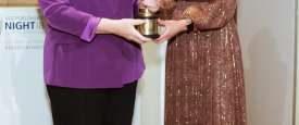 الملكة رانيا تقدم جائزة فكتوريا الذهبية الفخرية للقيادة السياسية للمستشارة الألمانية أنجيلا ميركل