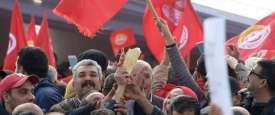 إضراب عام يشل تونس.. وحشود الغاضبين تطالب بإسقاط الحكومة 