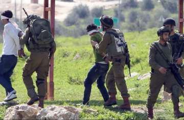 الإحتلال الاسرائيلي يعتقل خمسة فلسطينيين بالضفة