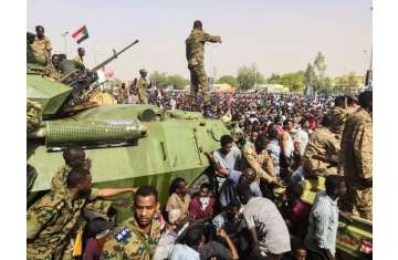 الجيش السودانى فى الميدان خلال ثورة 6 أبريل